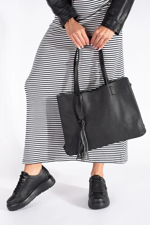 Pele cor preta À modalo de tênis com...