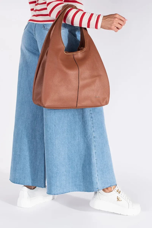 Pele cor branca À modalo de tênis com...