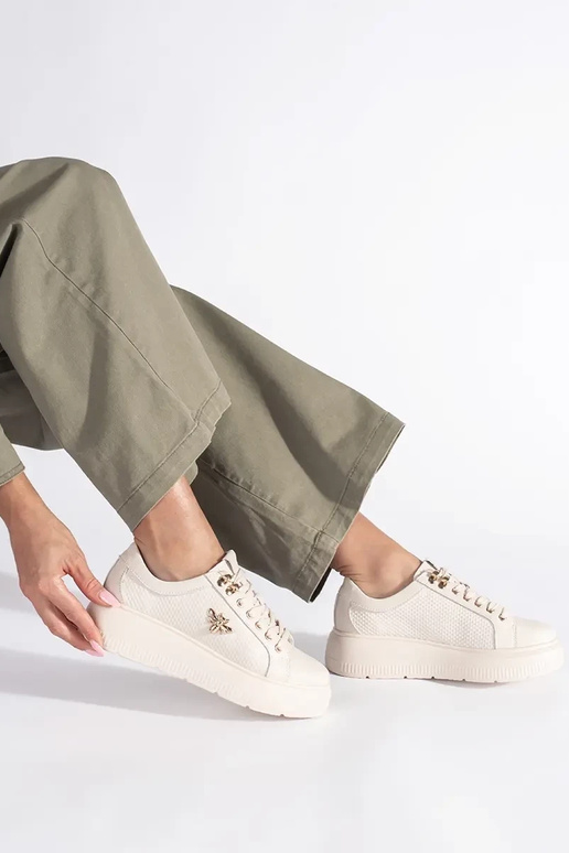 Pele bege À modalo de tênis com uma...