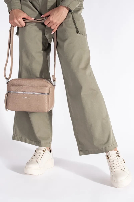 Pele bege À modalo de tênis com uma...