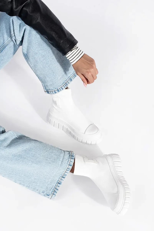 cor branca alto sapato com uma...