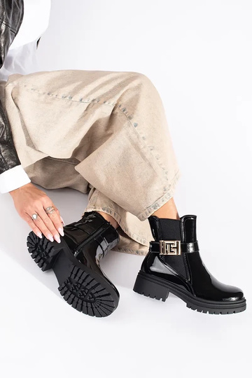 com efeito verniz cor preta... 2