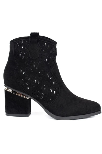 cor preta a céu aberto...