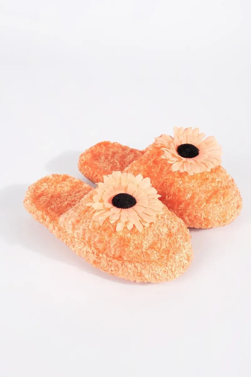 Chinelos de criança em cor de laranja...