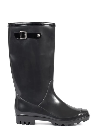 Botas pretas de borracha...