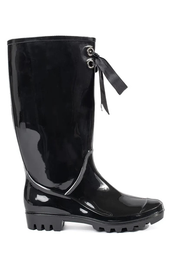 Botas pretas de borracha...
