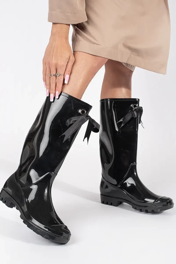 Botas pretas de borracha... 2
