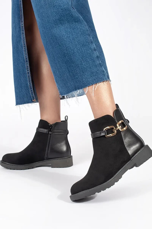 Sapatos pretos de senhora com fivela...