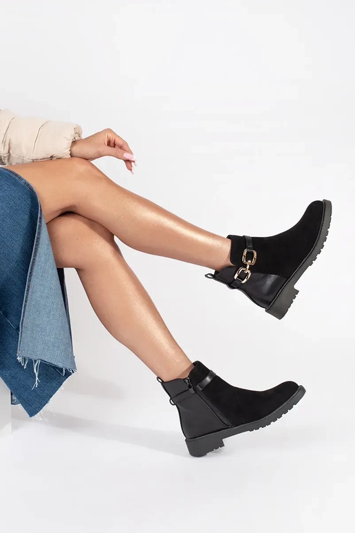 Sapatos pretos de senhora com fivela...