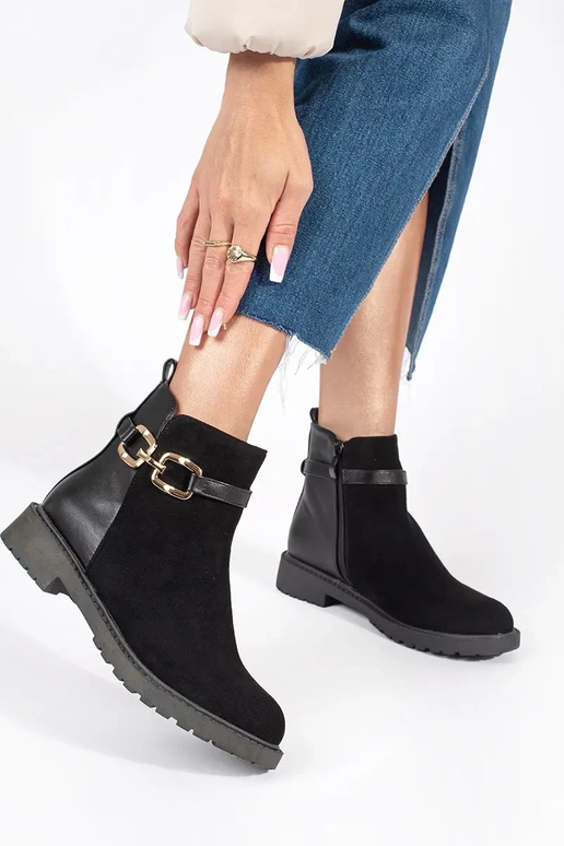 Sapatos pretos de senhora com fivela...