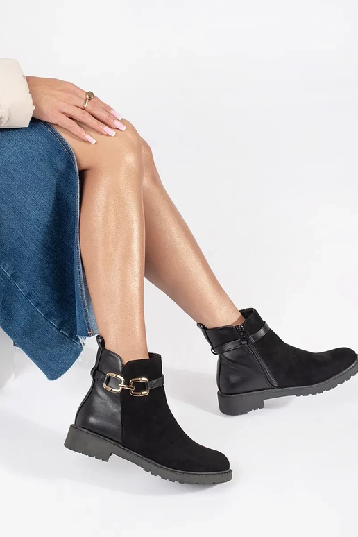 Sapatos pretos de senhora com fivela...