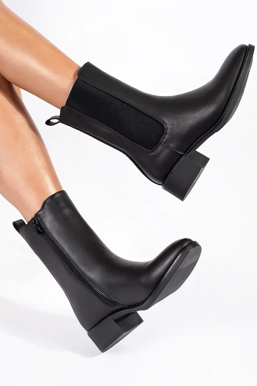 sapatos femininos pretos em poste baixo