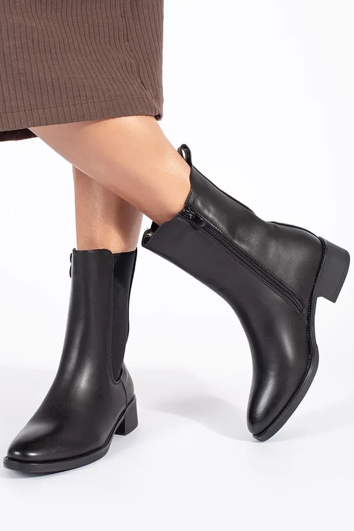 sapatos femininos pretos em poste baixo