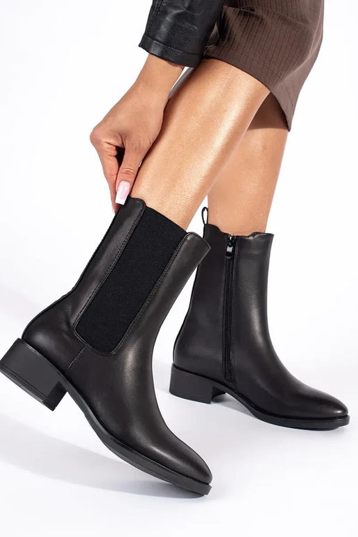 sapatos femininos pretos em poste baixo