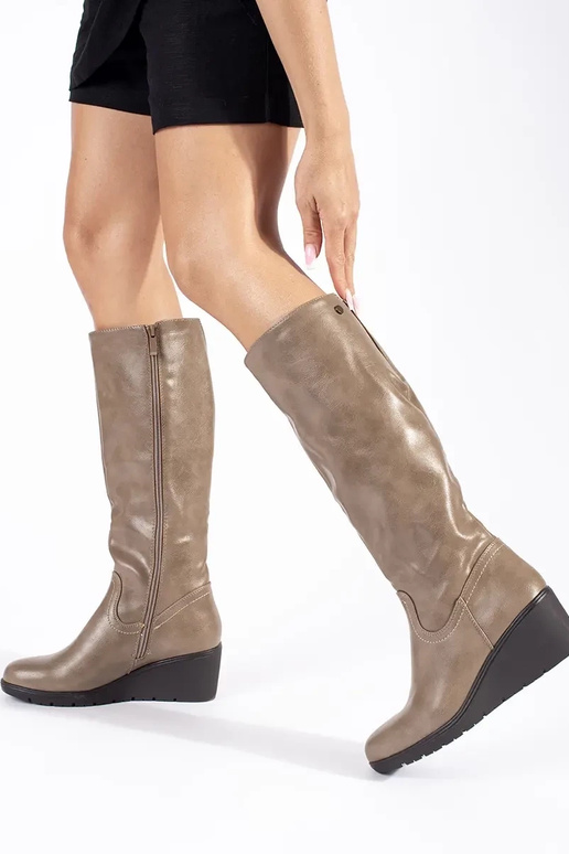Botas longas bege com plataforma