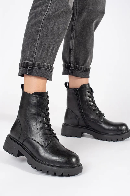 Sapatos de plataforma em pele preta...