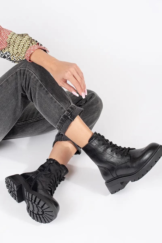 Sapatos de plataforma em pele preta...