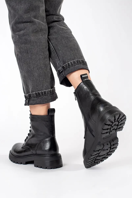 Sapatos de plataforma em pele preta...