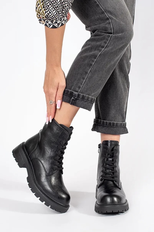 Sapatos de plataforma em pele preta...