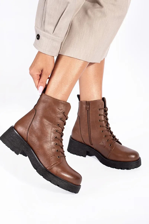 Sapatos marrons com sola grossa de...