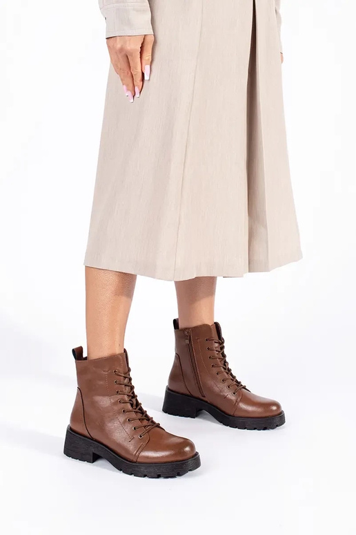 Sapatos marrons com sola grossa de...