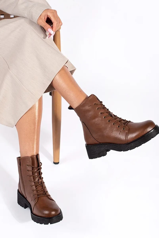 Sapatos marrons com sola grossa de...