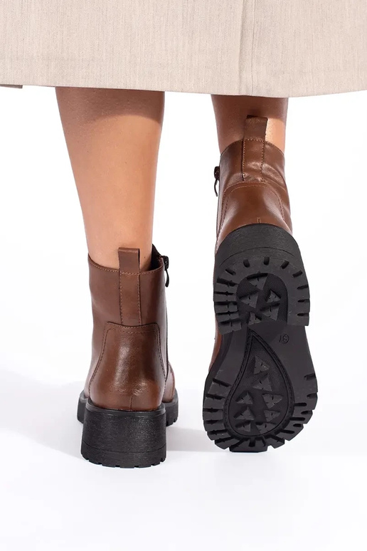 Sapatos marrons com sola grossa de...