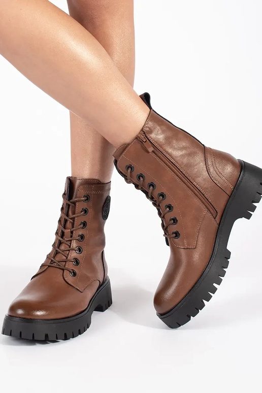 Botas de couro com atacadores...