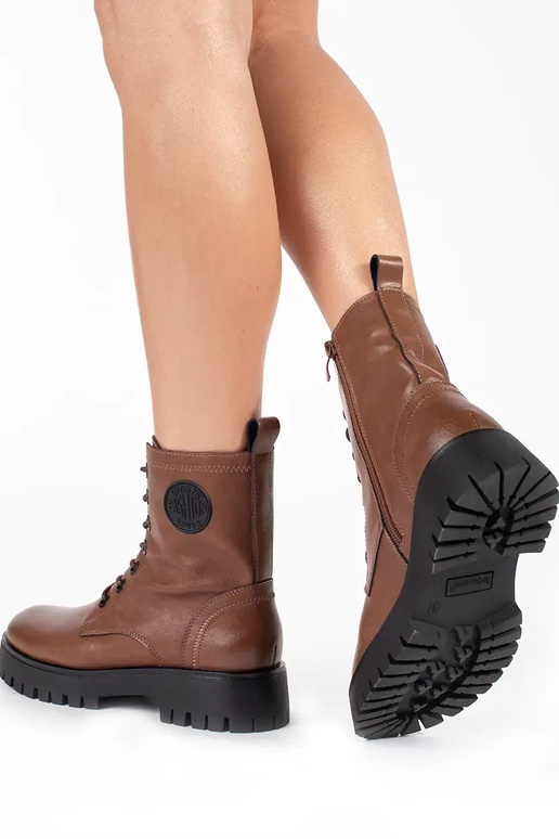 Botas de couro com atacadores...