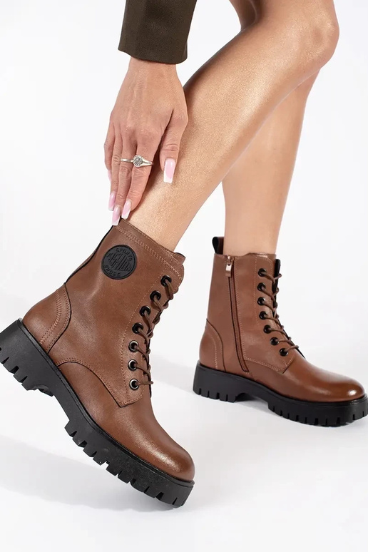 Botas de couro com atacadores...