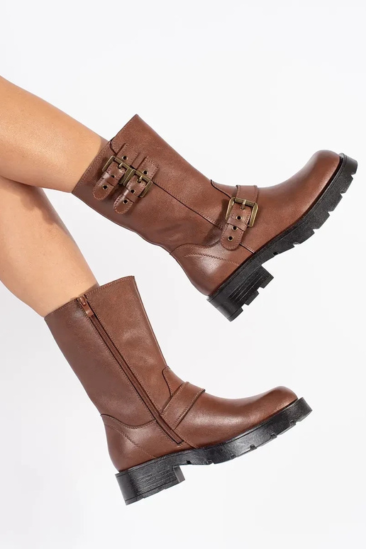 Sapatos de couro castanho com fivelas...