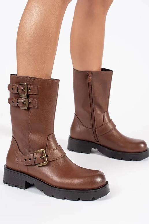 Sapatos de couro castanho com fivelas...