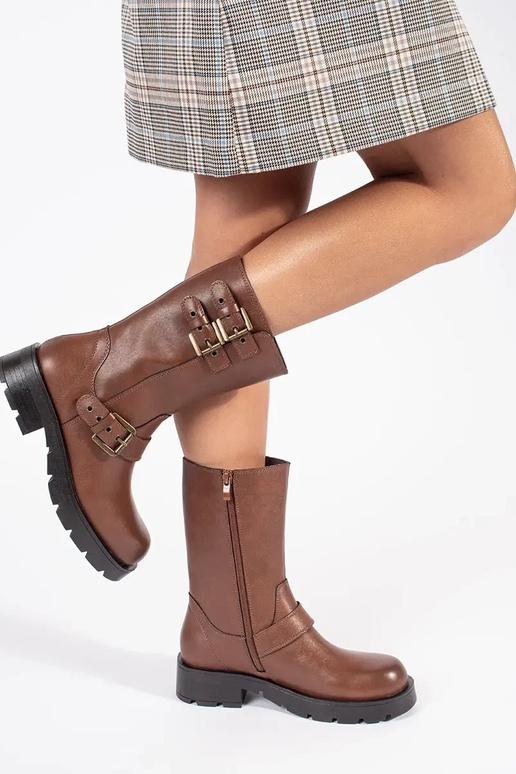 Sapatos de couro castanho com fivelas...