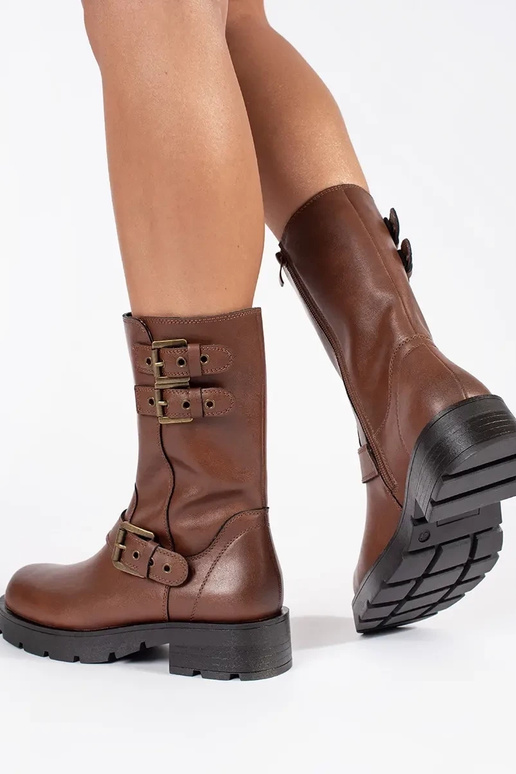 Sapatos de couro castanho com fivelas...