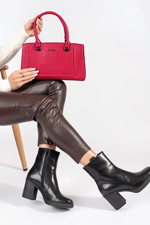 Botas de salto alto em pele preta...