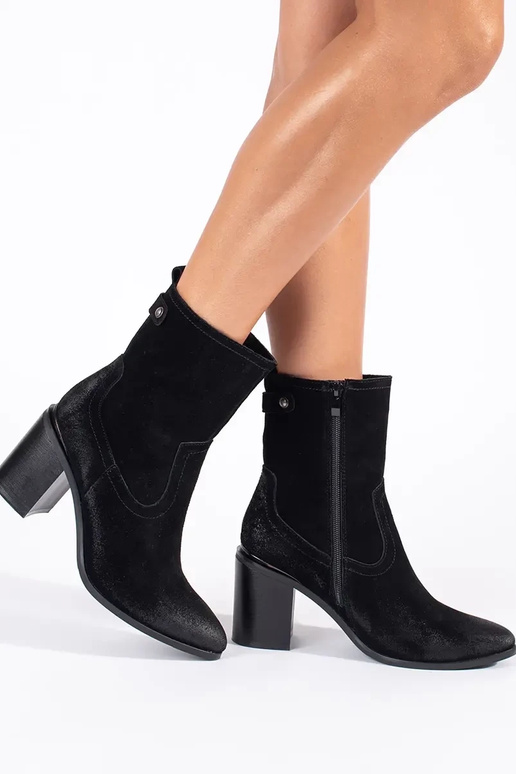 Botas de couro preto de salto alto...