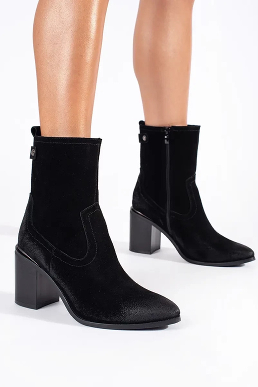 Botas de couro preto de salto alto...