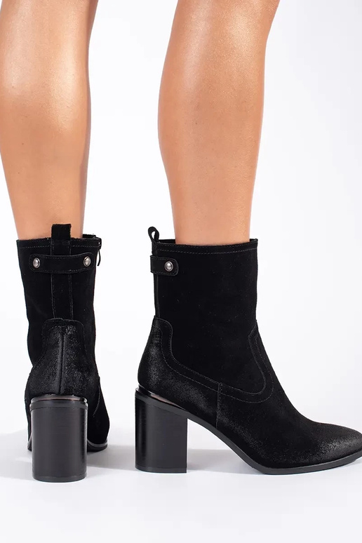 Botas de couro preto de salto alto...