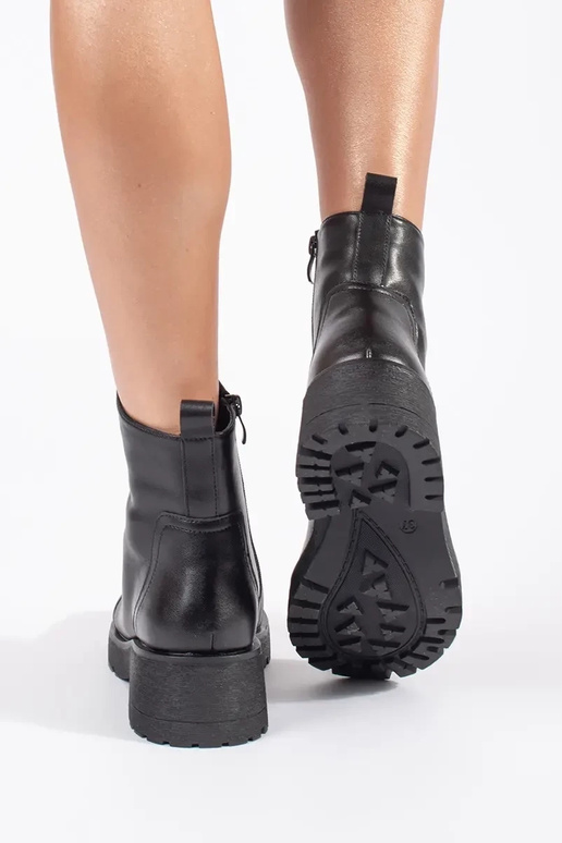 Botas de couro preto com sola grossa...