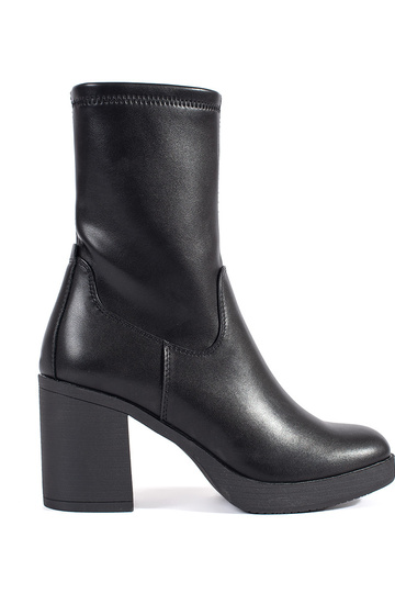 sapatos femininos pretos...