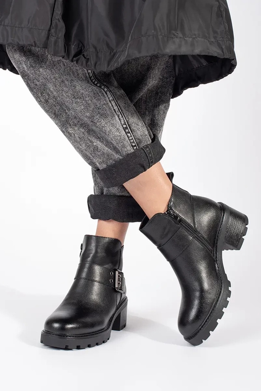 Sapatos de couro preto para mulher...