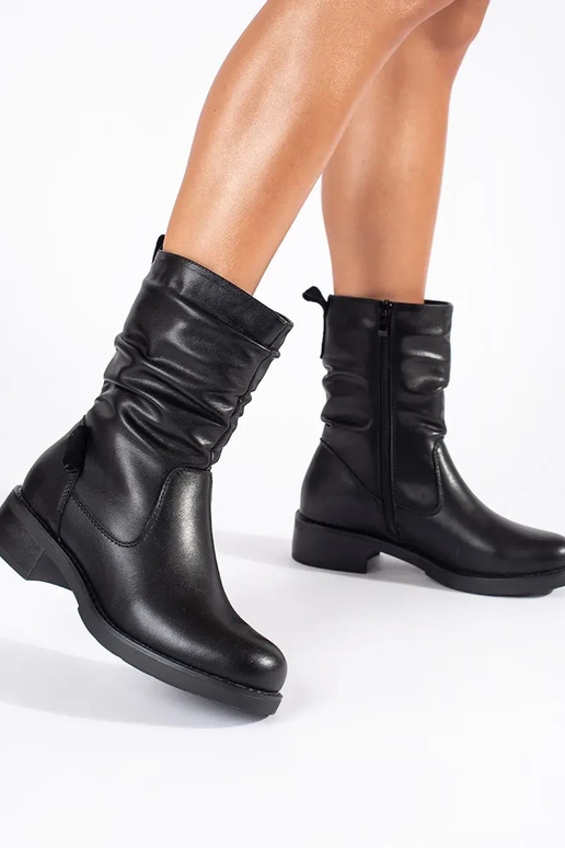 Botas de couro preto de salto baixo...