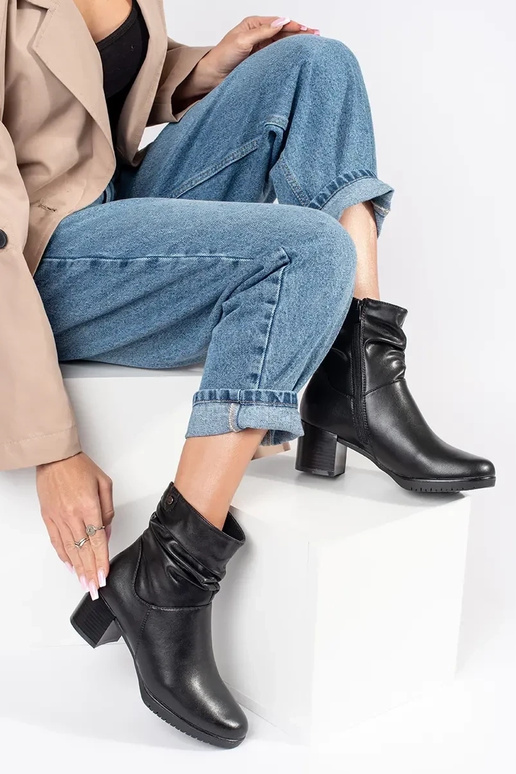 Botas de salto alto de couro preto...