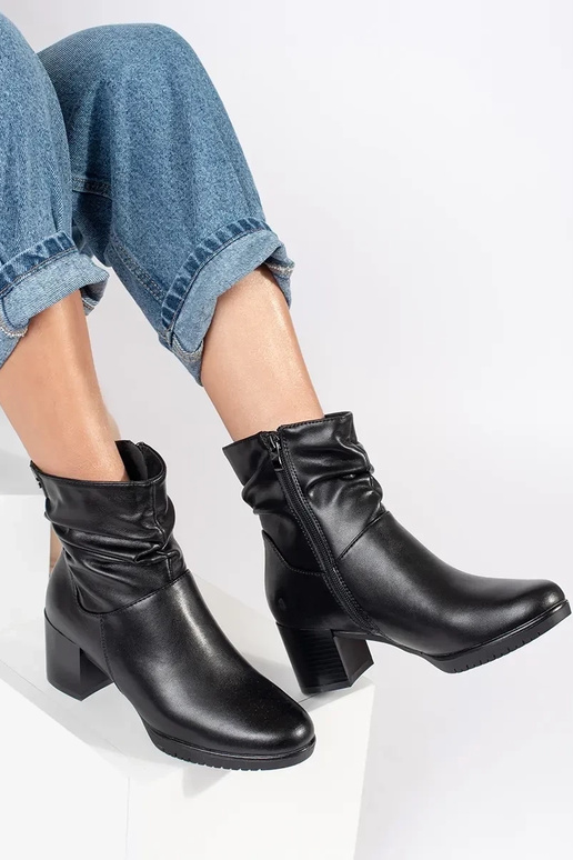 Botas de salto alto de couro preto...