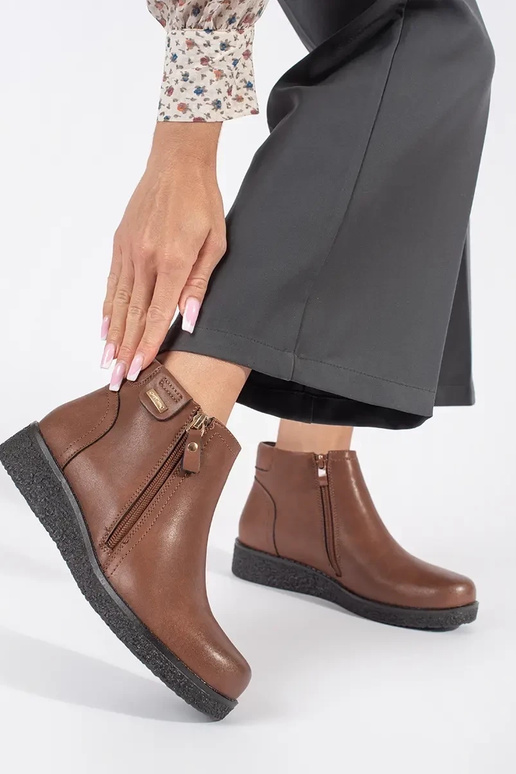 Sapatos confortáveis em pele castanha...