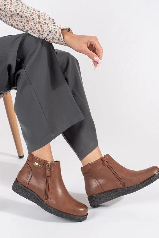 Sapatos confortáveis em pele castanha...