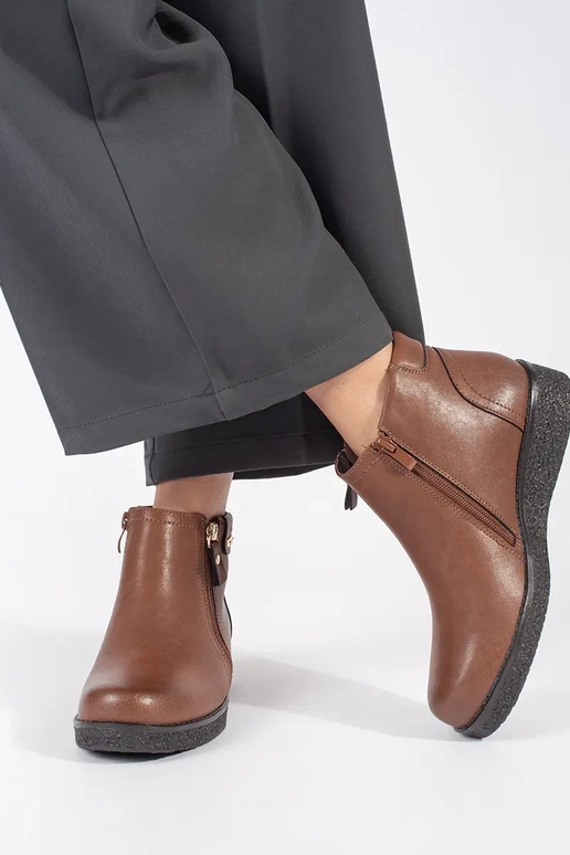 Sapatos confortáveis em pele castanha...