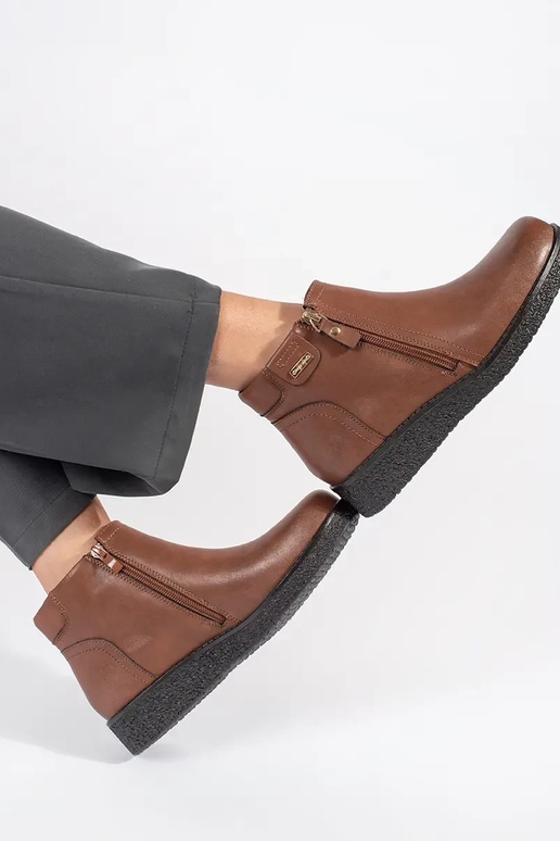 Sapatos confortáveis em pele castanha...