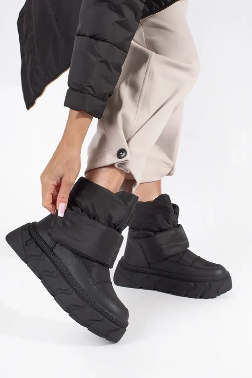 Botas de neve pretas de sola grossa...