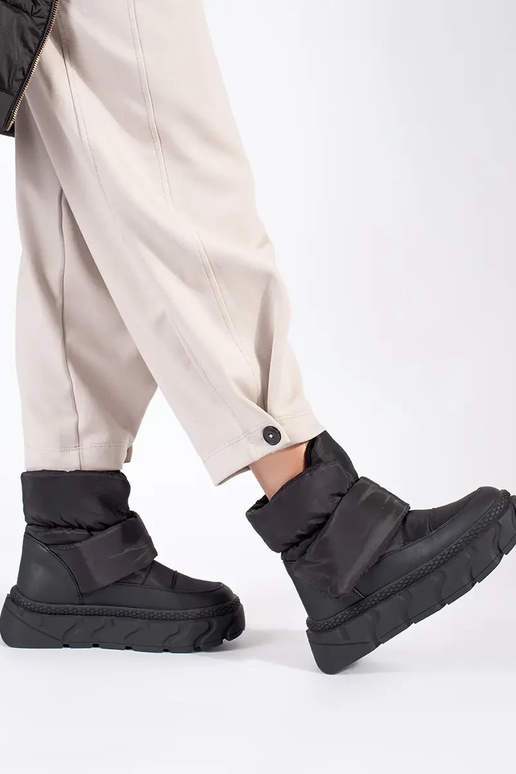 Botas de neve pretas de sola grossa...